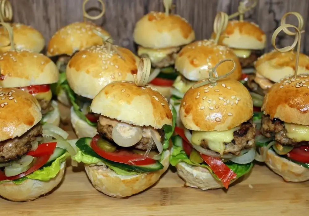 Jak zrobić mini hamburgery, które zachwycą Twoich gości na imprezie