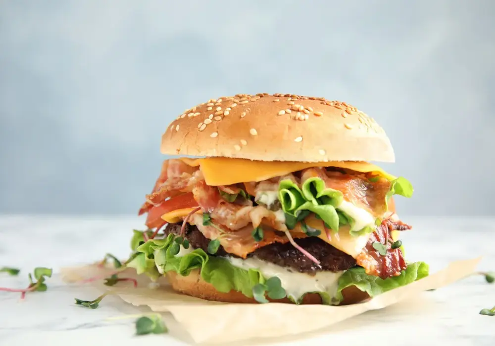 Ile kalorii ma burger? Zaskakujące różnice w kaloryczności!