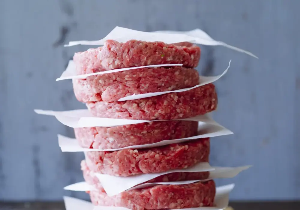 Jak doprawić burger wołowy, by uzyskać niezapomniany smak?