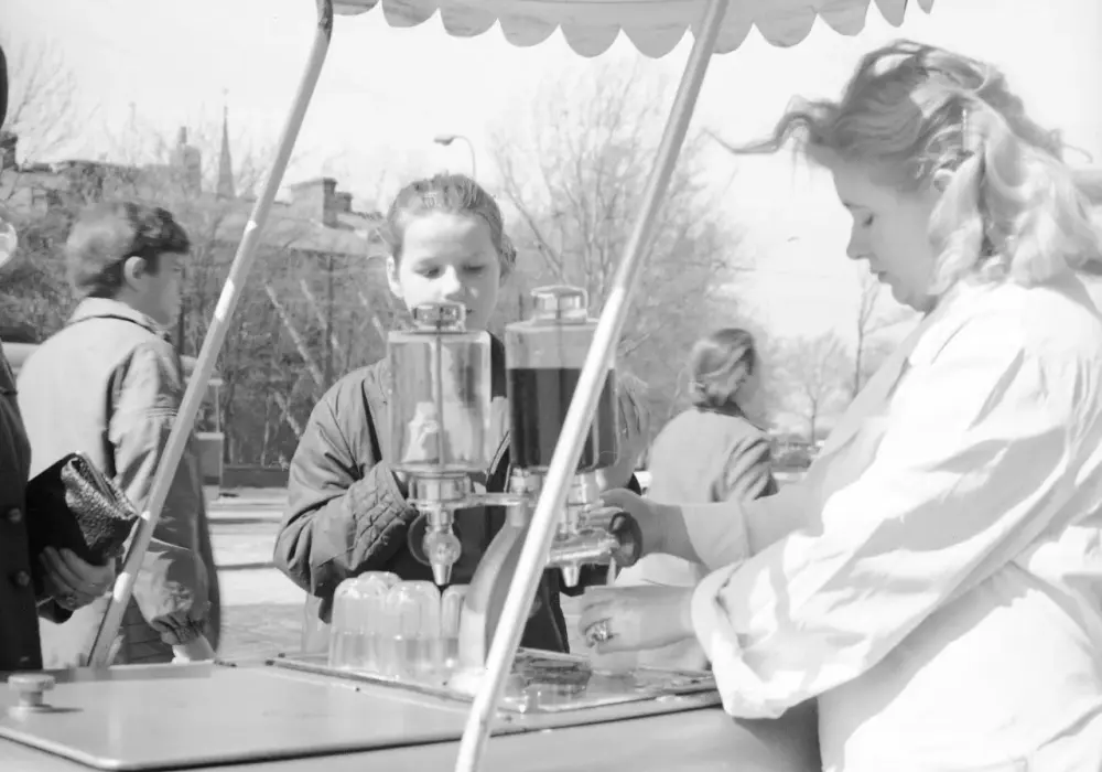 Nostalgiczne napoje lat 90, które przypomną ci dzieciństwo w Polsce