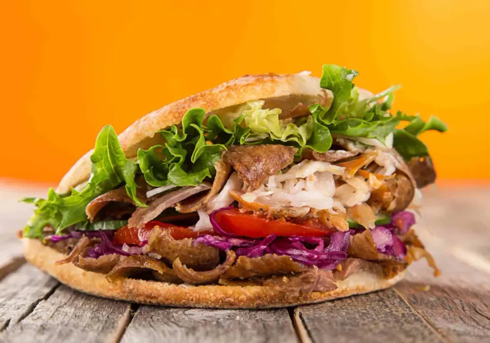 Kebab z kurczaka kcal: Ile ma i jak zamówić lżejszą wersję?