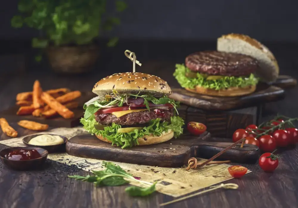 Skąd pochodzą hamburgery? Fascynująca historia tej popularnej potrawy