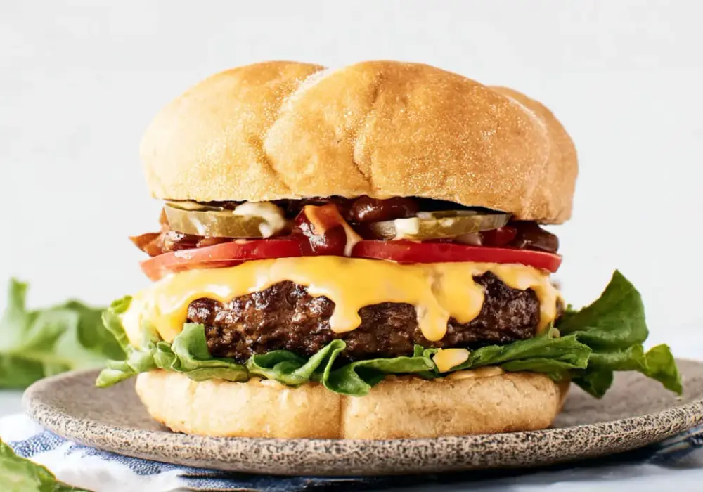 Ile waży burger wołowy? Poznaj kluczowe gramatury i wagi