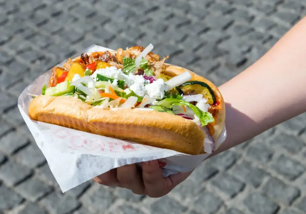 Ile kcal ma kebab w bułce? Sprawdź, co wpływa na kaloryczność