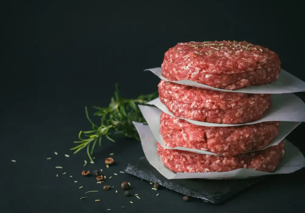 Jakie mięso na burgery wybrać? Zasady soczystego kotleta