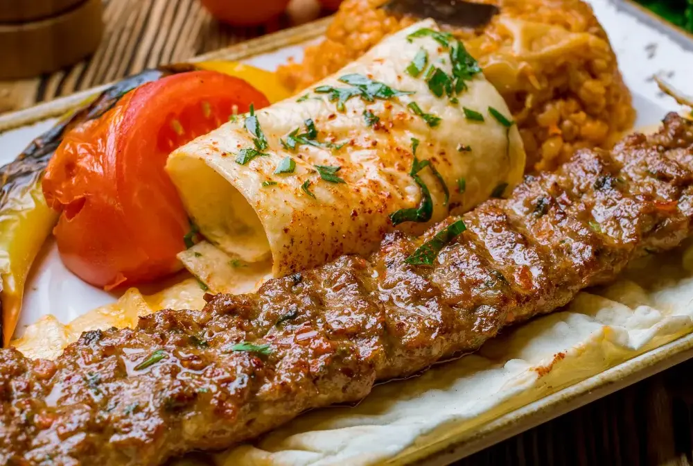 Ile kalorii ma kebab? Sprawdź różne warianty i dodatki