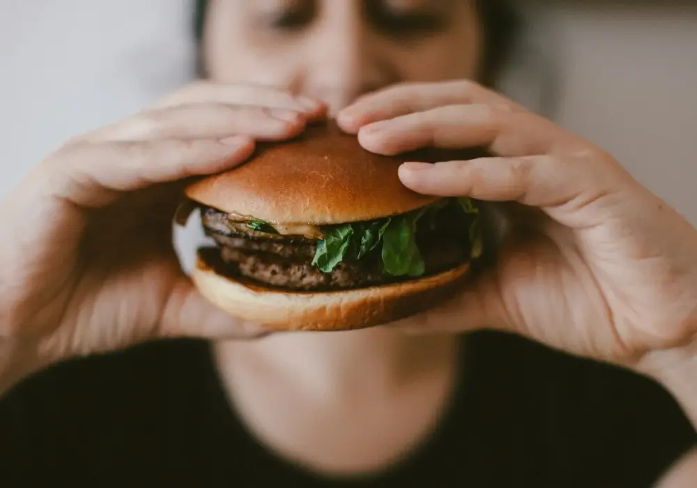Ile waży burger? Poznaj wagi różnych rodzajów burgerów i ich kalorie