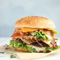 Ile kalorii ma burger? Zaskakujące różnice w kaloryczności!