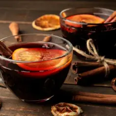 Gorący napój alkoholowy: najlepsze przepisy na rozgrzewające drinki