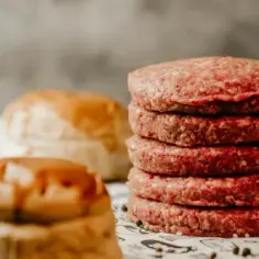 Ile smażyć burgera wołowego, by był soczysty i idealnie wysmażony?