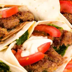Kebab w tortilli z mięsem, pomidorami i sosem. Zastanawiasz się, ile kalorii ma kebab w tortilli?