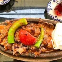 Pyszny kebab z pomidorem i papryką, podany z jogurtem. Zastanawiasz się, ile kosztuje kebab w Stambule?