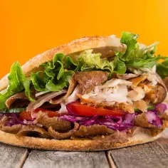 Pyszny kebab z kurczakiem, pełen świeżych warzyw i sosu. Idealny na szybki posiłek, a jego kebab z kurczakiem kcal jest w sam raz dla Ciebie.