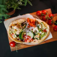 Pyszny kebab z warzywami i serem feta, idealny na szybki obiad. Przyprawa do kebaba przepis sprawia, że jest tak aromatyczny.
