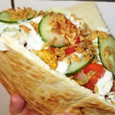 Domowy kebab z kurczakiem, warzywami i chrupiącą cebulką. Idealny przepis na to, jak zrobić kebab w domu.