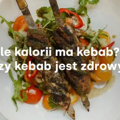 Dwa szaszłyki z mięsem i warzywami na talerzu. Czy mały kebab ma dużo kalorii?