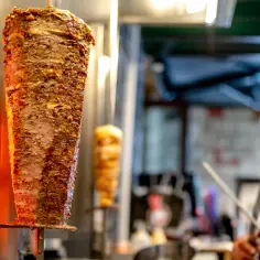 Obracający się pionowo szpikulec z mięsem do kebaba, pieczony nad ogniem. To właśnie ta "kula mocy" w kebabie zapewnia soczystość i smak.