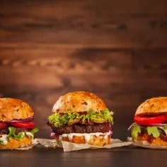 Trzy soczyste burgery z burgerowni, każdy z innymi dodatkami. Zastanawiasz się, ile kcal ma burger z burgerowni?