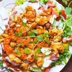 Pyszny kebab na keto z kurczakiem, warzywami i sosem jogurtowym. Idealny posiłek dla dbających o linię.