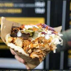 Pyszny kebab u Pajdy, pełen mięsa, warzyw i sosów. Idealny na szybki posiłek, gdy liczą się kcal i smak.