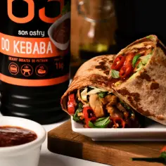 Pikantny turecki sos do kebaba idealnie podkreśla smak soczystego mięsa i świeżych warzyw w tortilli.