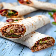Pyszny kebab w lawaszu, pełen mięsa i warzyw, idealny na szybki posiłek. Co to jest? To pyszny kebab!