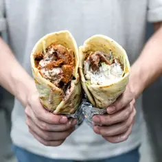 Dwa pyszne durum kebab, zawinięte w tortillę, z soczystym mięsem i kremowym sosem. Idealne na szybki posiłek.
