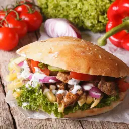 Pyszny kebab w picie z mięsem, warzywami i frytkami. Zastanawiasz się, ile kcal ma kebab w picie? Ten wygląda na sycący!