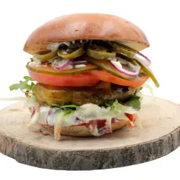 Jalapeno burger z pomidorem, cebulą i sałatką. Zastanawiasz się, ile kcal ma jalapeno burger?