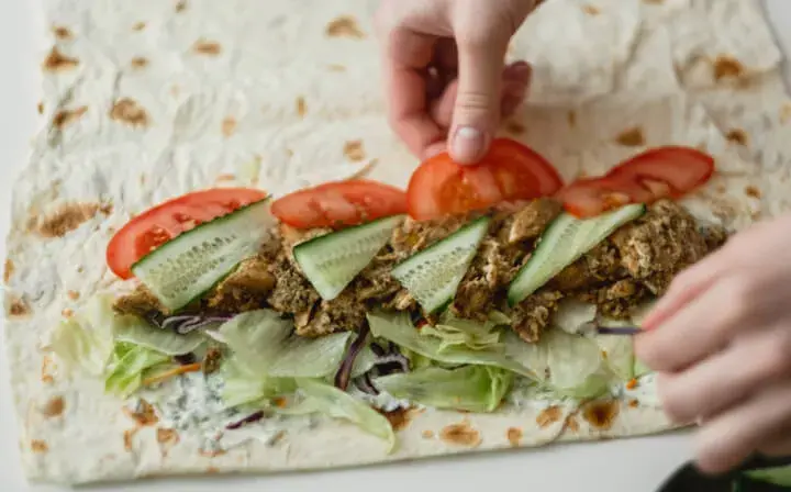 Ile kcal ma kebab w cieście? Zaskakujące różnice w kaloriach!