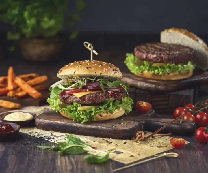 Skąd pochodzą hamburgery? Fascynująca historia tej popularnej potrawy