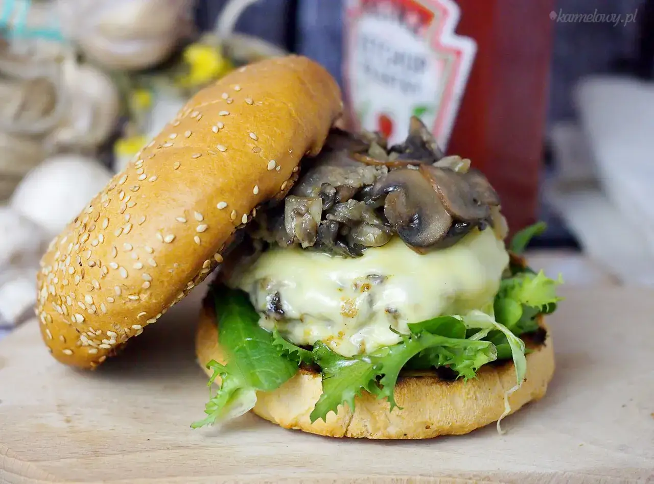 Pyszny burger z serem, grzybami i sałatą. Idealny przepis na to, jak zrobić hamburgery.