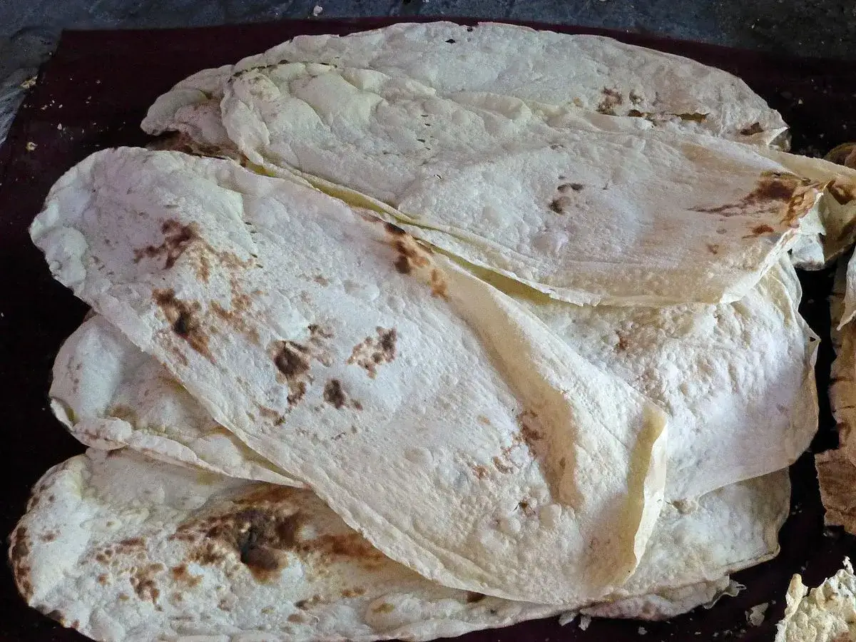 Stos cienkich, lekko przypieczonych placków, które wyglądają jak lawasz. Idealne do zawijania smakołyków.