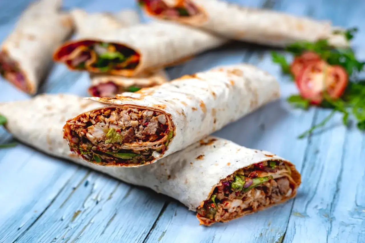 Pyszny kebab w lawaszu, pełen mięsa i świeżych warzyw. Idealny na szybki posiłek.