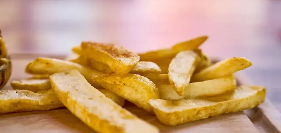 Zdjęcie W jakiej temperaturze piec frytki, aby były idealnie chrupiące?
