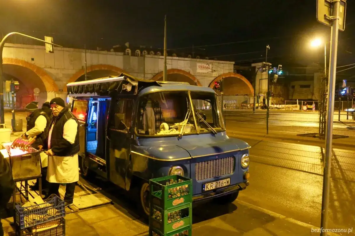 Niebieska Nyska serwuje pyszne kiełbaski z grilla. W nocy, przy łuku wiaduktu, pachnie smakowicie.