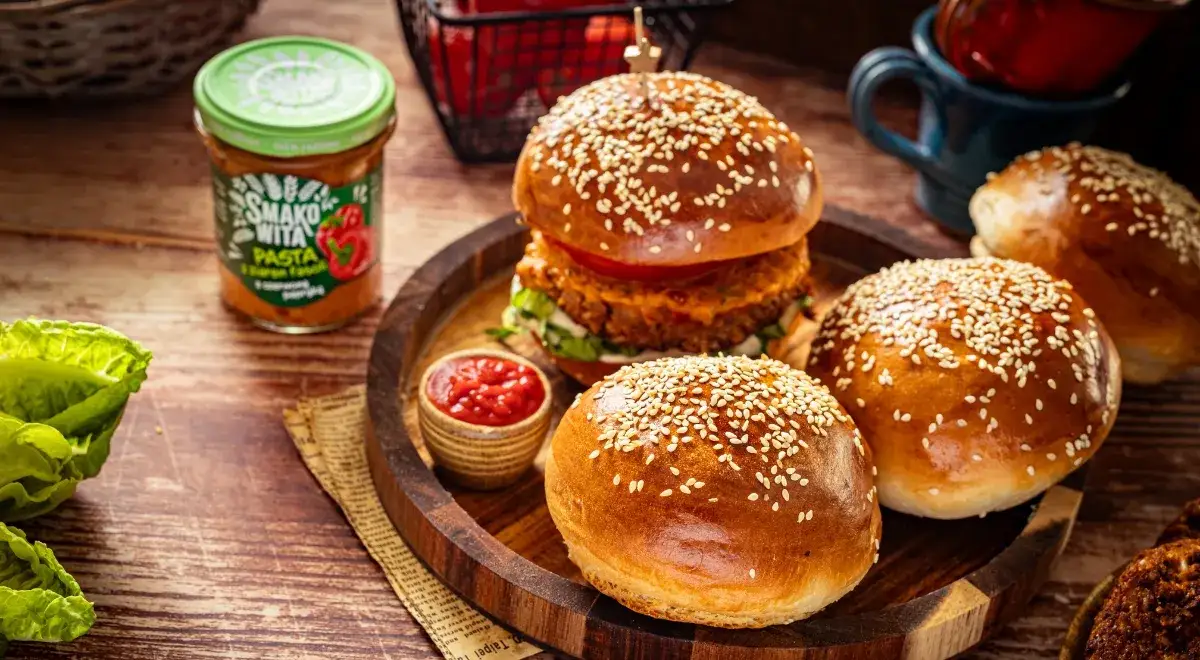 Zdjęcie Ile piec bułki do hamburgerów, aby były idealnie chrupiące?