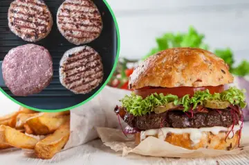 Jak zrobić hamburgery: surowe i grillowane kotlety na patelni obok gotowego, soczystego burgera z frytkami.