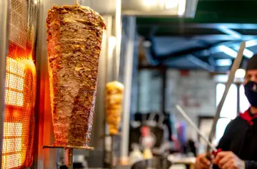 Obracający się pionowo szpikulec z mięsem do kebaba, pieczony nad ogniem. To właśnie ta "kula mocy" w kebabie zapewnia soczystość i smak.