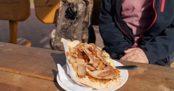 Mięso w kebabie w Polsce: Jakie naprawdę jesz? Poznaj prawdę!
