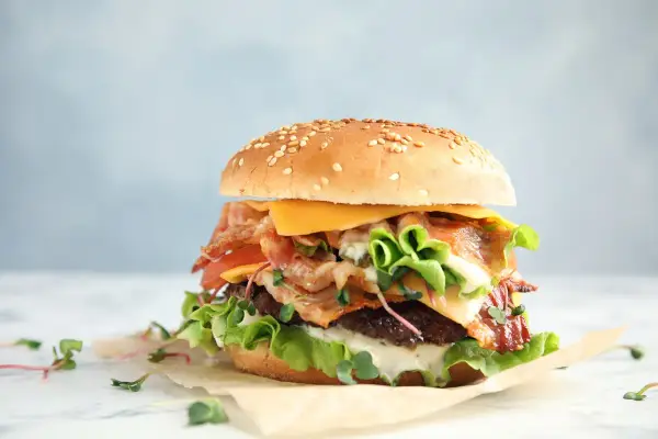 Ile kalorii ma burger? Zaskakujące różnice w kaloryczności!