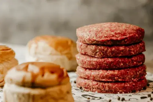 Ile smażyć burgera wołowego, by był soczysty i idealnie wysmażony?