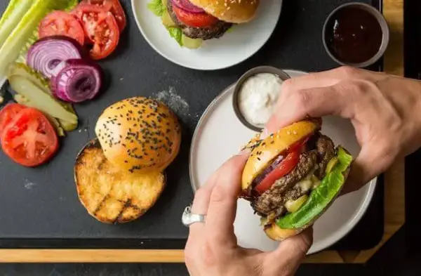 Ile mięsa na burgery? Odpowiednia ilość dla idealnych smaków
