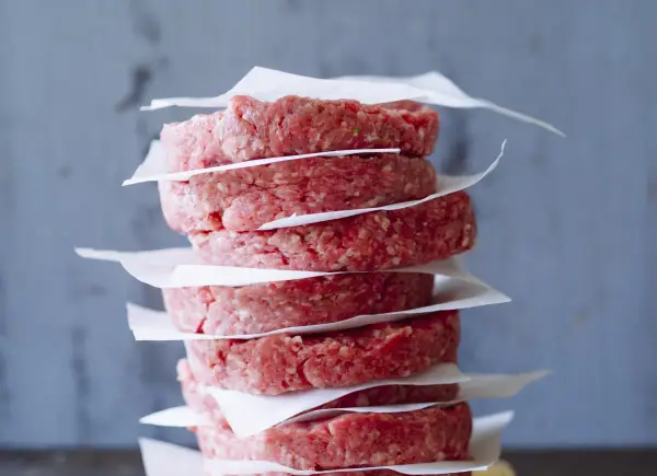 Jak doprawić burger wołowy, by uzyskać niezapomniany smak?