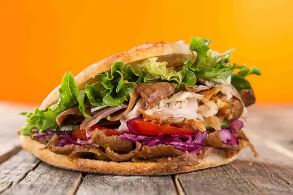 Kebab z kurczaka kcal: Ile ma i jak zamówić lżejszą wersję?