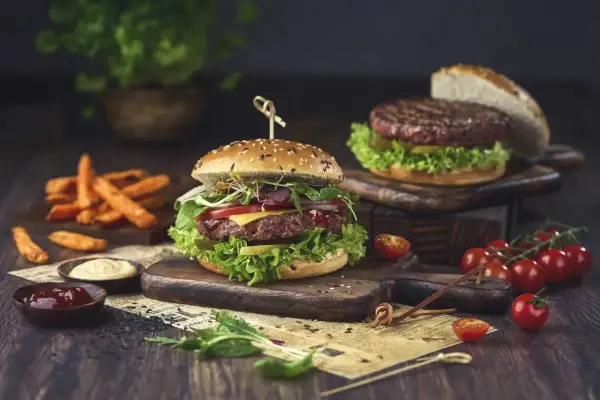 Skąd pochodzą hamburgery? Fascynująca historia tej popularnej potrawy