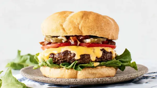 Ile waży burger wołowy? Poznaj kluczowe gramatury i wagi