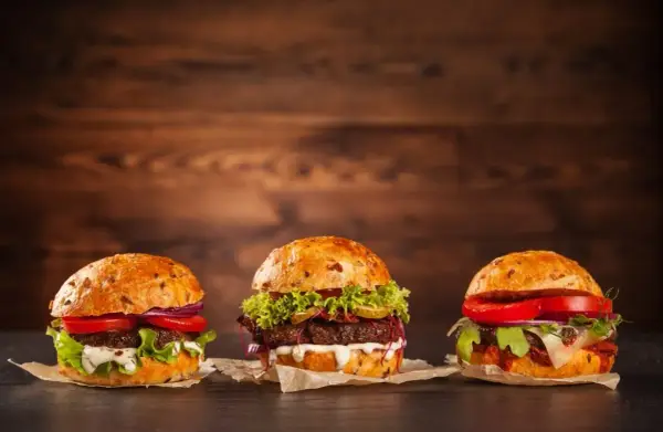 Ile kalorii ma burger z burgerowni? Sprawdź fakty!
