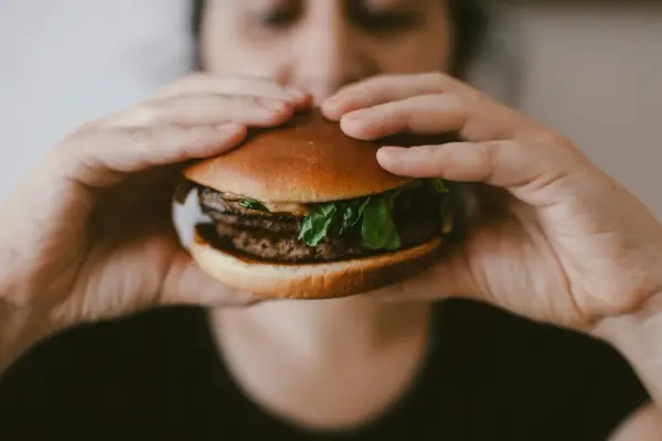 Ile waży burger? Poznaj wagi różnych rodzajów burgerów i ich kalorie